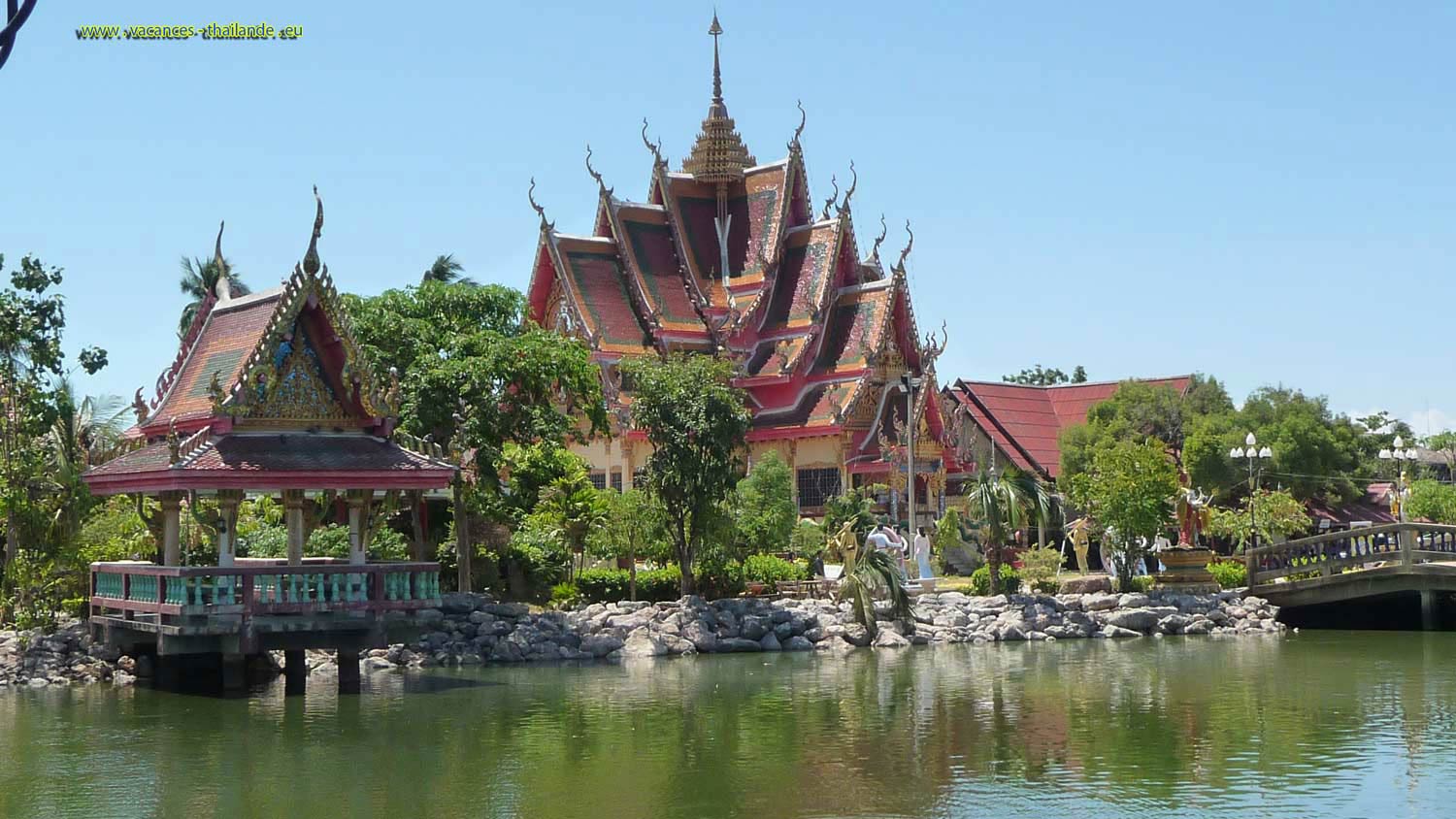  many beautiful temples and visiting Boudddhiste free and open near the rented house with private pool in front of the room on Koh Samui in Thailand 